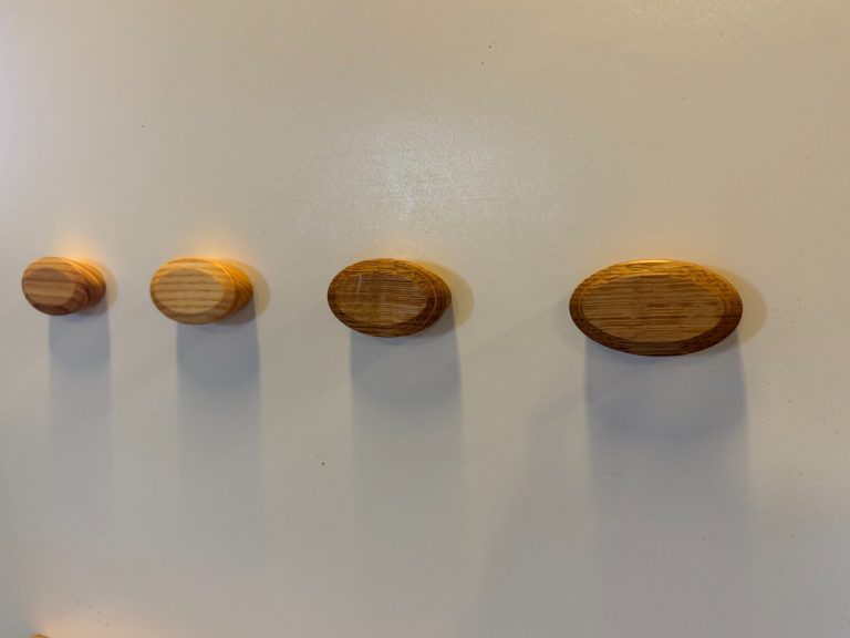 Schlüsselhalter aus Holz in einer eleganten Form mit integrierten Neodym Magneten, einfach und schön
