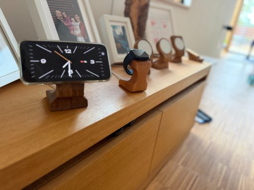 Ladegerät für Apple Watch aus Buchenholz gefertigt