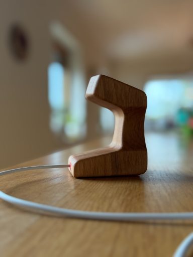 modernes Ladegerät für Apple Watch aus Buchenholz gefertigt