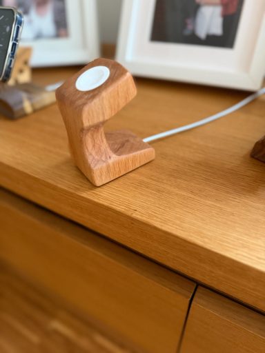 Ladegerät für Apple Watch aus Buchenholz gefertigt