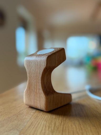 Ladegerät für Apple Watch aus Buchenholz gefertigt