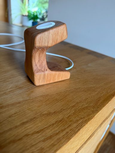 Ladegerät für Apple Watch aus Buchenholz gefertigt