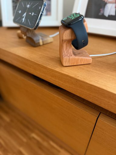 Ladegerät für Apple Watch aus Buchenholz gefertigt