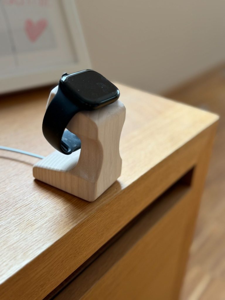 Ladestation für die Apple Watch aus Eschenholz weiß geölt