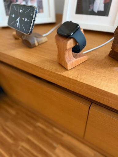 elegantes Ladegerät für Apple Watch aus Buchenholz gefertigt