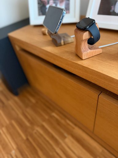 Ladegerät für Apple Watch aus Buchenholz gefertigt